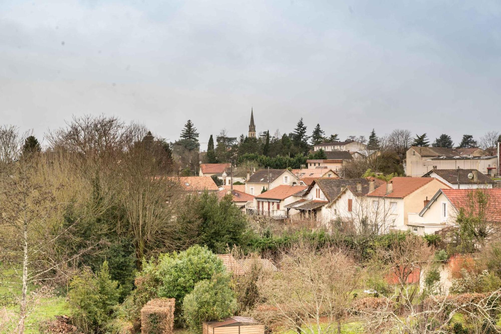 Le Ambroise - T3 Spacieux Et Calme Avec Parking Gratuit Bergerac Esterno foto
